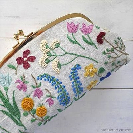 Plantes brodées sur un porte-monnaie