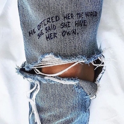 Phrase brodée sur un pantalon en jeans